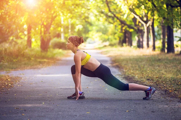 Spor kadının açık çapraz eğitim egzersiz sırasında germe yapması — Stok fotoğraf