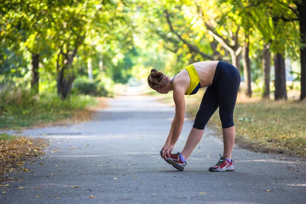 Spor kadının açık çapraz eğitim egzersiz sırasında germe yapması — Stok fotoğraf