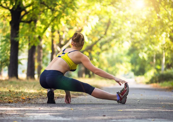 Spor kadının açık çapraz eğitim egzersiz sırasında germe yapması — Stok fotoğraf