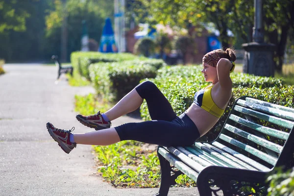 Sportlerin trainiert im Stadtpark — Stockfoto