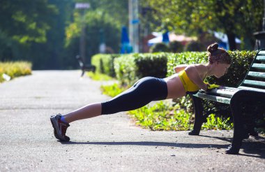 Şınav mı açık çapraz eğitim egzersiz sırasında spor kadın