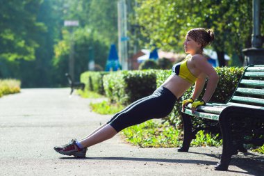 Şınav mı açık çapraz eğitim egzersiz sırasında spor kadın