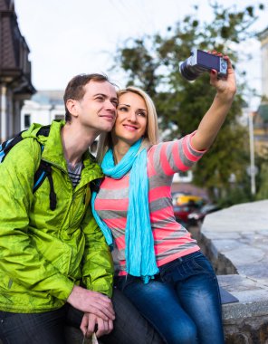 Romantik genç güzel çift alarak kendi portresi