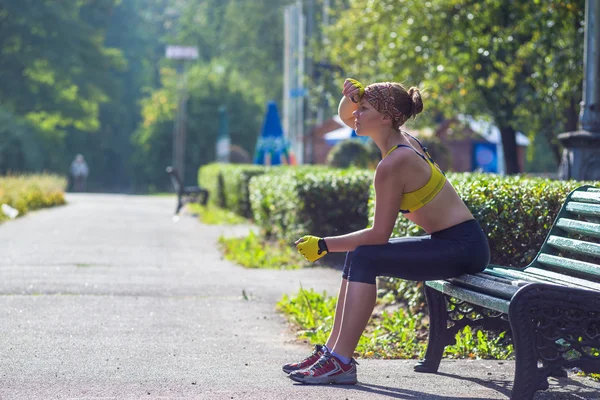 Спортивная женщина расслабляется во время тренировки на открытом воздухе — стоковое фото