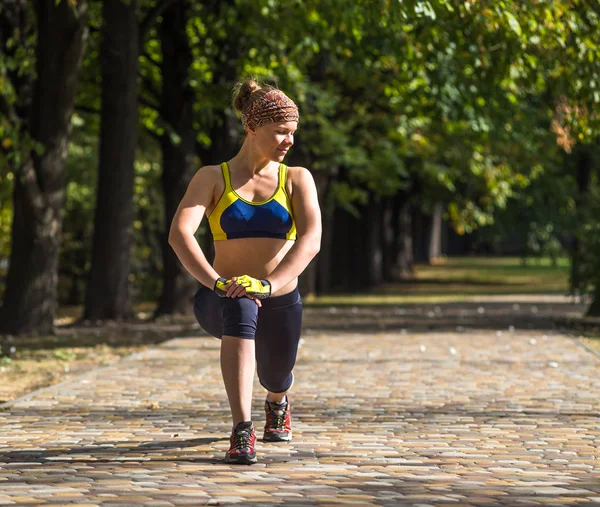 Spor kadının açık çapraz eğitim egzersiz sırasında germe yapması