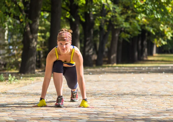 Spor kadının açık çapraz eğitim egzersiz sırasında germe yapması