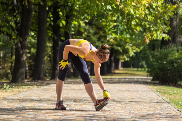 Spor kadının açık çapraz eğitim egzersiz sırasında germe yapması — Stok fotoğraf