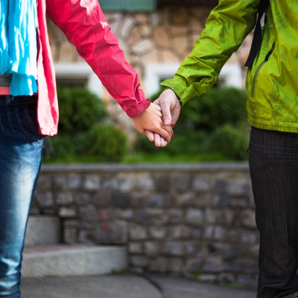 Romantique jeune beau couple prenant des photos — Photo