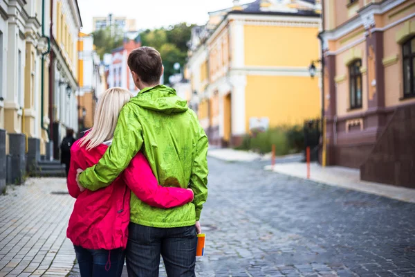 Romantische jonge mooie paar nemen van foto 's — Stockfoto