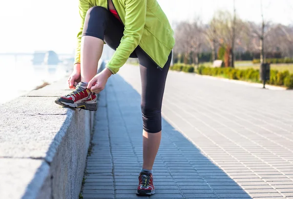 Mujer deportiva entrenando fuera en muelle de la ciudad por la mañana —  Fotos de Stock