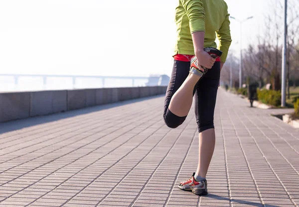 Mujer deportiva entrenando fuera en muelle de la ciudad por la mañana —  Fotos de Stock