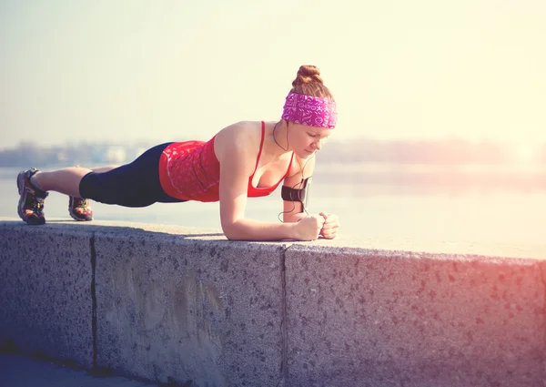 Sportlerin trainiert morgens draußen — Stockfoto