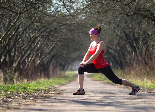 Sport kvinna ha stretching utbildning utanför i morgon — Stockfoto