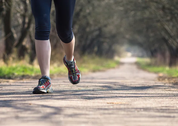 Sportlerin entspannt sich morgens beim Training draußen — Stockfoto