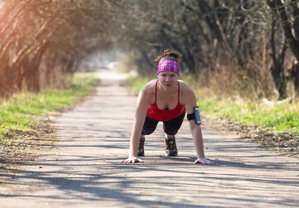 Sport kvinna gör armhävningar utanför i morgon — Stockfoto