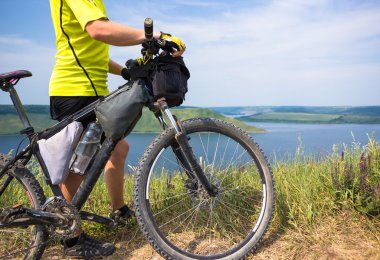 Genç bisikletçi rahatla Nehri yakınında güzel doğada