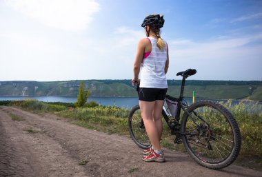 Genç bisikletçi rahatla Nehri yakınında güzel doğada