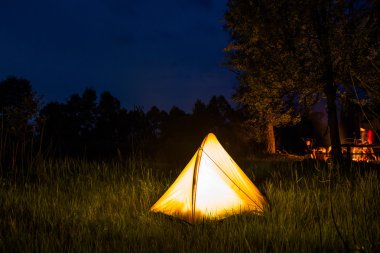 Vahşilik geceleri sarı çadır aydınlatma