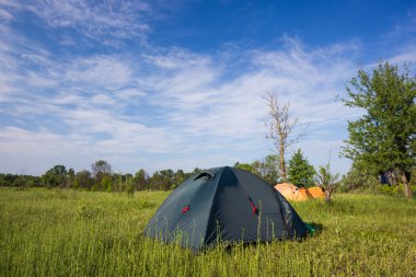 Güneşli sabah ışıkları çadır kampı