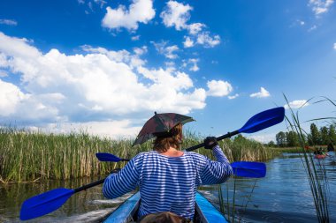 Gençler üzerinde güzel doğada bir nehir kanosu