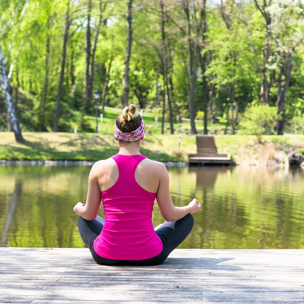 Young woman doing yoga in beautiful nature — Stock Photo, Image
