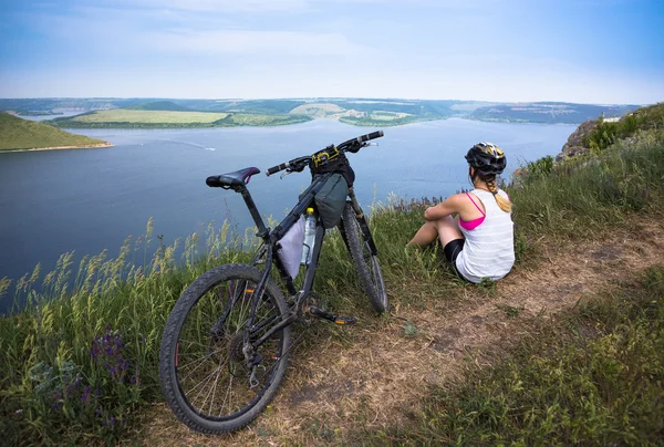 젊은 자전거 강 근처 아름 다운 자연에서 휴식 — 스톡 사진