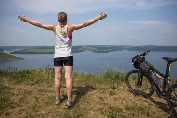 若い自転車が川の近くの美しい自然でリラックスします。 — ストック写真