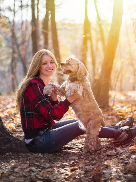 Fiatal gyönyörű nő és kutyája (amerikai Cocker spániel) jelentő kívül a esik alkalommal — Stock Fotó