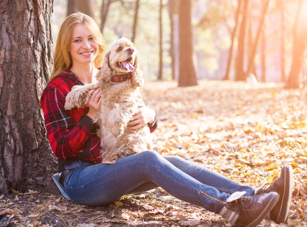 Fiatal gyönyörű nő és kutyája (amerikai Cocker spániel) jelentő kívül a esik alkalommal — Stock Fotó
