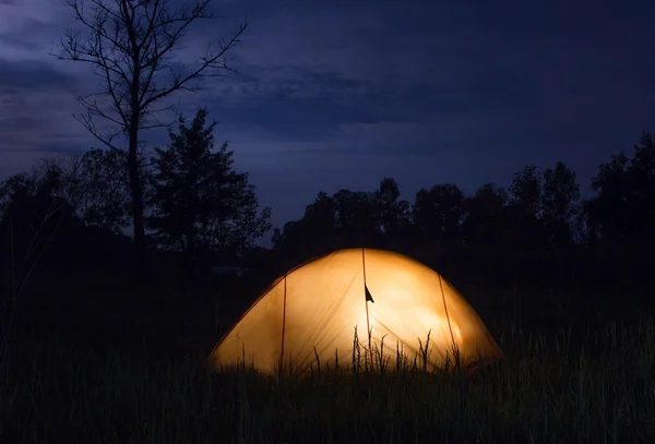 Yellow tent lighting at night in wildness — Stock Photo, Image