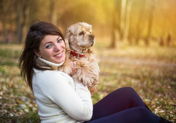 Genç güzel kadın ve köpeğini de dışında poz (American Cocker Spaniel) zaman düşmek — Stok fotoğraf
