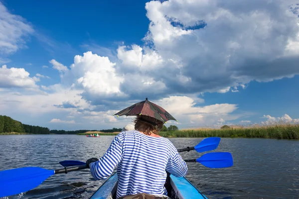 Los jóvenes están navegando en kayak por un río en una hermosa naturaleza —  Fotos de Stock