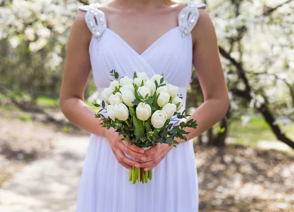 Belle mariée avec voile le jour du mariage ensoleillé — Photo