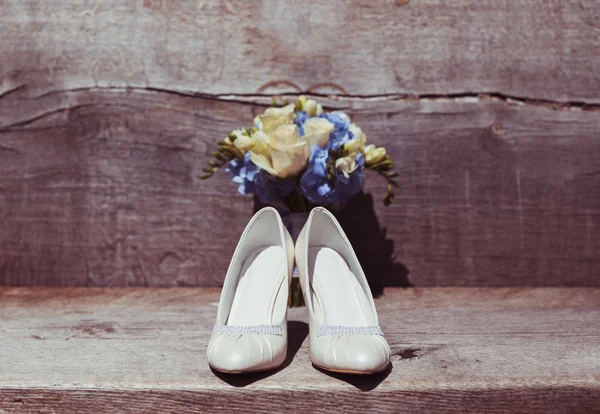 Ramo de boda y zapatos en el día de la boda soleado — Foto de Stock