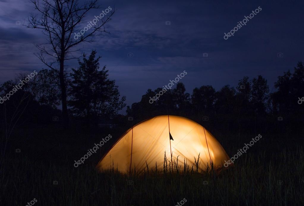 Gele tentverlichting \'s nachts in wildheid — Stockfoto © lko-images ... Gele tentverlichting \'s nachts in wildheid — Stockfoto © lko-images ...