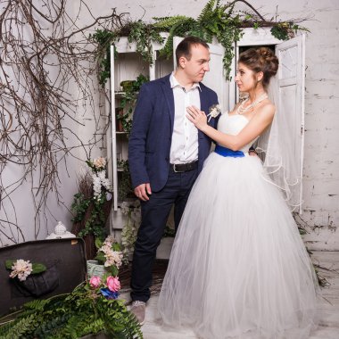 Beyaz studio poz genç Düğün çifti