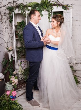 Beyaz studio poz genç Düğün çifti