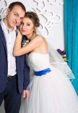 Beyaz studio poz genç Düğün çifti