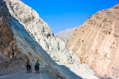 Harika manzarada dağ road, Jammu and Kashmir devlet, Kuzey Hindistan üzerinde sürme bisikletçi