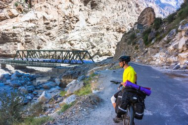 Harika manzarada dağ road, Jammu and Kashmir devlet, Kuzey Hindistan üzerinde sürme bisikletçi