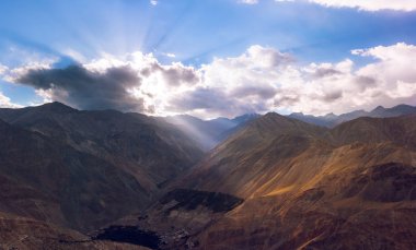 Himalayalar manzara dağ güneş ışıkları ve bulutlar. Jammu ve Keşmir devlet, Kuzey Hindistan
