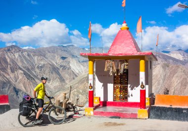 Harika manzarada dağ road, Jammu and Kashmir devlet, Kuzey Hindistan üzerinde sürme bisikletçi