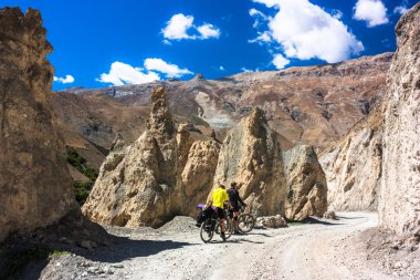 Harika manzarada dağ road, Jammu and Kashmir devlet, Kuzey Hindistan üzerinde sürme bisikletçi