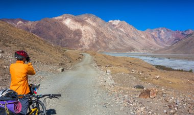 Genç bisikletçi dağlar yolda ayakta. Himalayalar, Jammu and Kashmir devlet, Kuzey Hindistan
