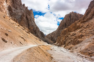 Himalaya Dağları, yol ve bulutlar, yatay çöl. Jammu ve Keşmir devlet, Kuzey Hindistan