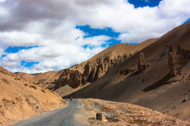 Himalaya Dağları, yol ve bulutlar, yatay çöl. Jammu ve Keşmir devlet, Kuzey Hindistan