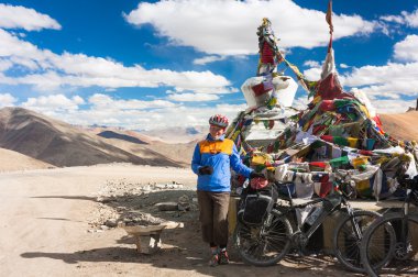 Harika manzarada dağ road, Jammu and Kashmir devlet, Kuzey Hindistan üzerinde sürme bisikletçi