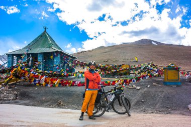 Genç bisikletçi dağ road, Jammu and Kashmir devlet, Kuzey Hindistan üzerinde duran