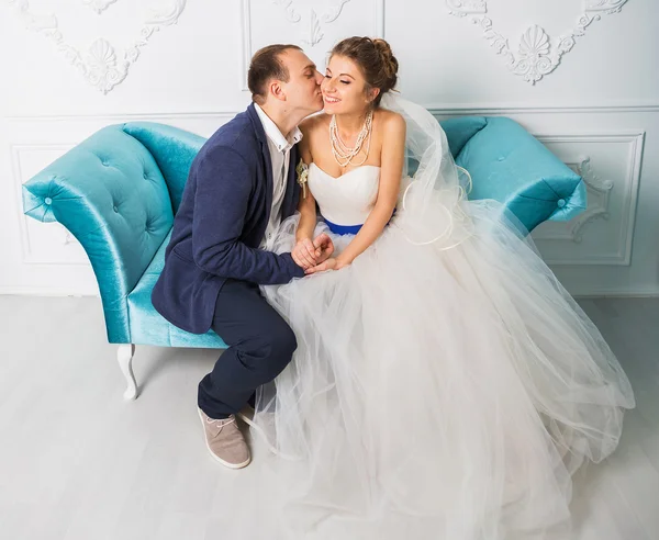 在蓝色的沙发上的婚礼花束 — 图库照片