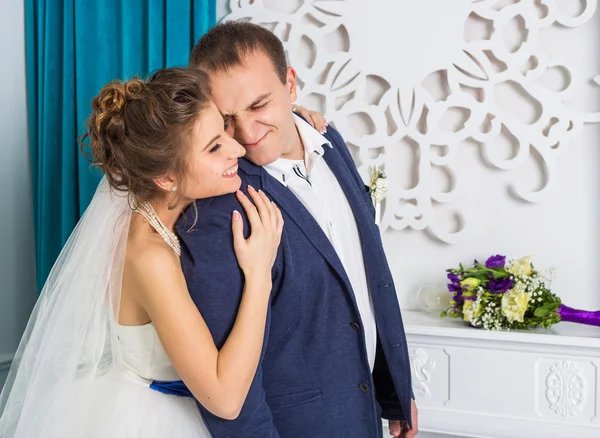 Casal jovem posando em estúdio — Fotografia de Stock